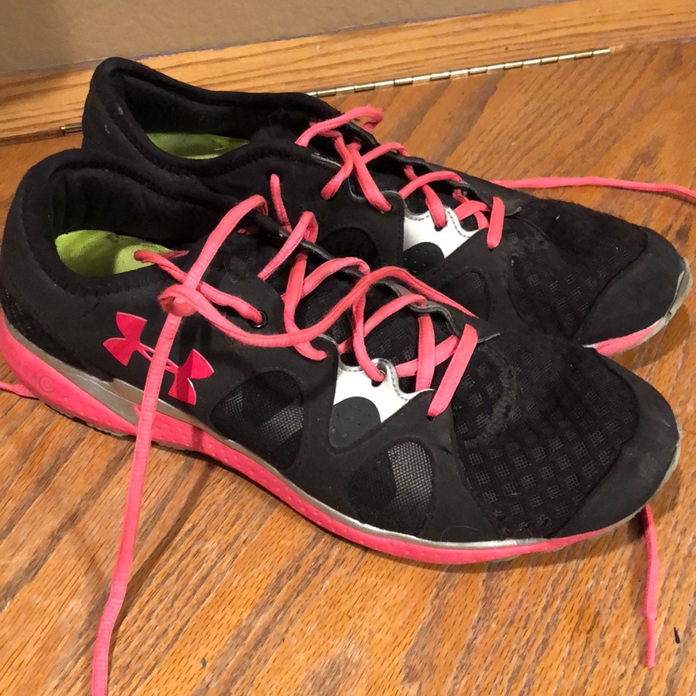 Tennis shoes